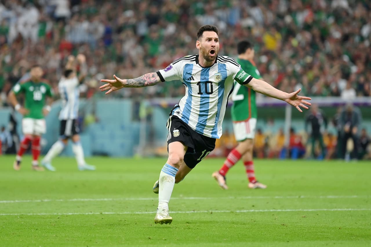 La Selección de Argentina sacó los tres puntos tres vencer a México por dos goles contra cero con las anotaciones de Messi y Fernández en el segundo tiempo con lo que se coloca en el segundo lugar del Grupo C y México cae al sótano.