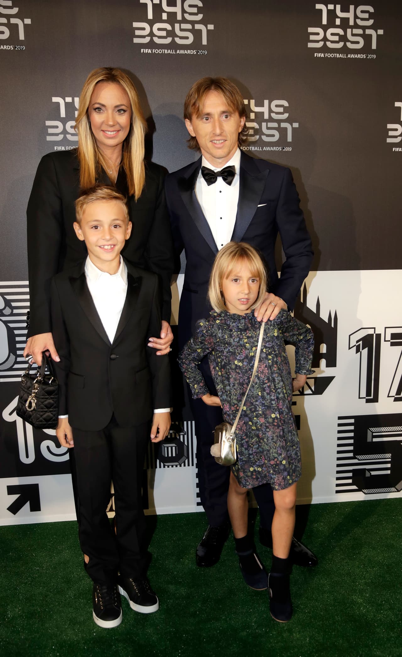 Luka Modric con su esposa Vanja Bosnic y sus hijos Ivano y Ema.