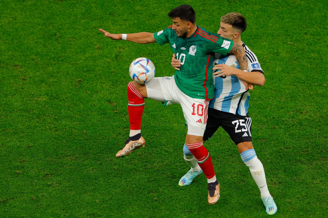 La Selección de Argentina sacó los tres puntos tres vencer a México por dos goles contra cero con las anotaciones de Messi y Fernández en el segundo tiempo con lo que se coloca en el segundo lugar del Grupo C y México cae al sótano.