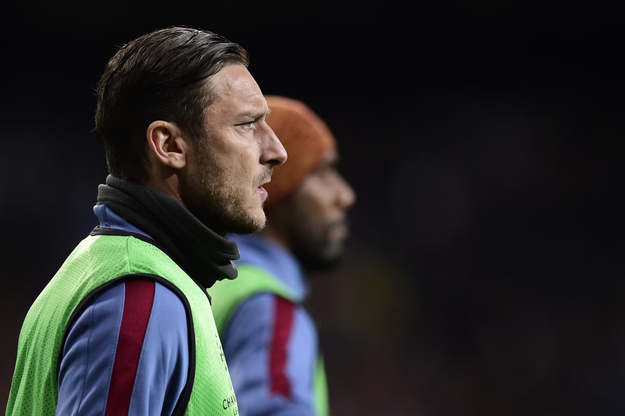 El eterno 'capitano' de la Roma Francesco Totti veía con tristeza y frustración desde la banca como estaba cayendo eliminado su amado equipo.