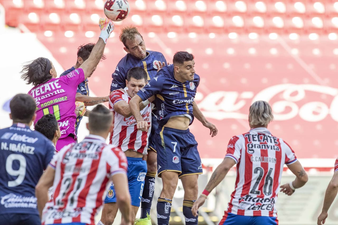 En búsqueda del esférico en el aire.