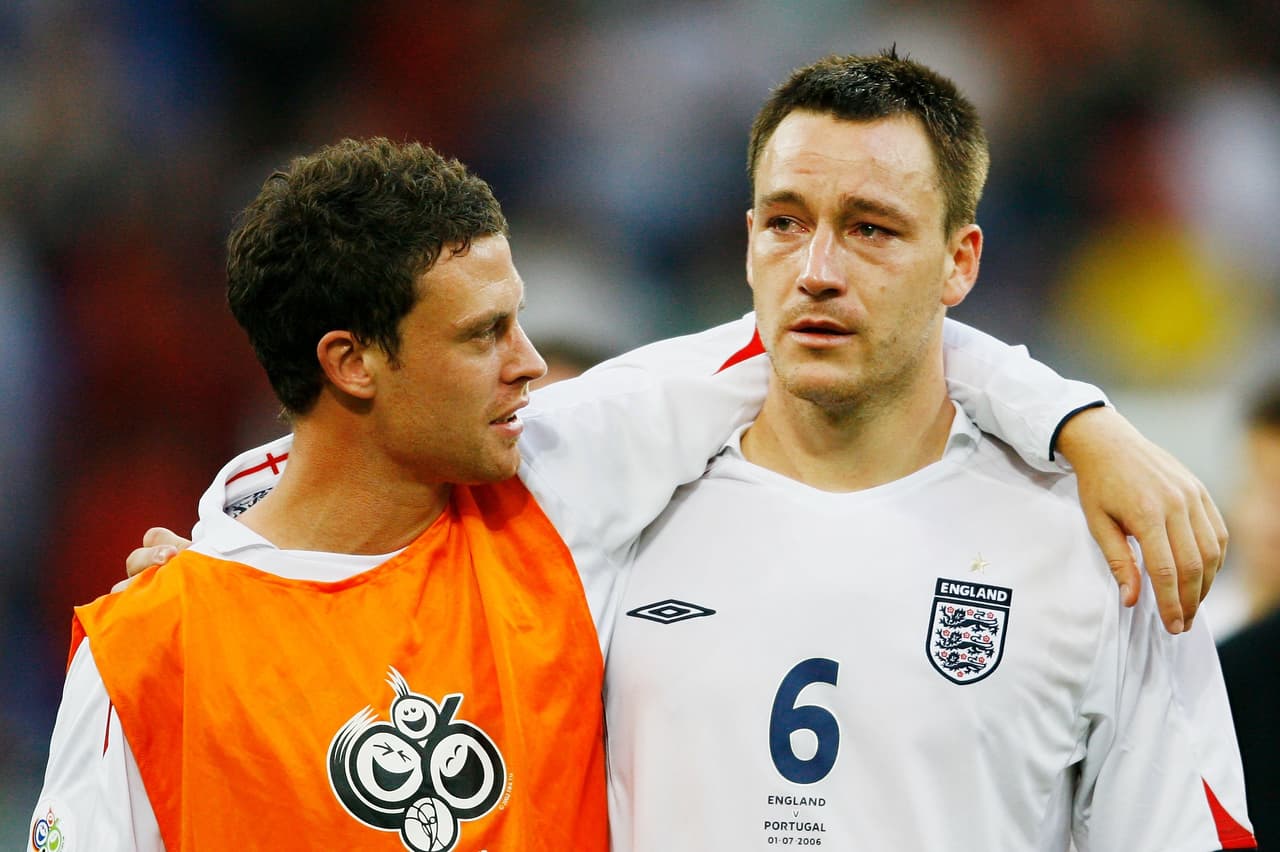John Terry encabezó uno de los grandes escándalos al serle infiel a su esposa con la pareja de su excompañero en el Chelsea y en la Selección de Inglaterra, Wayne Bridge. Eso le costaría la banda de capitán del equipo inglés.