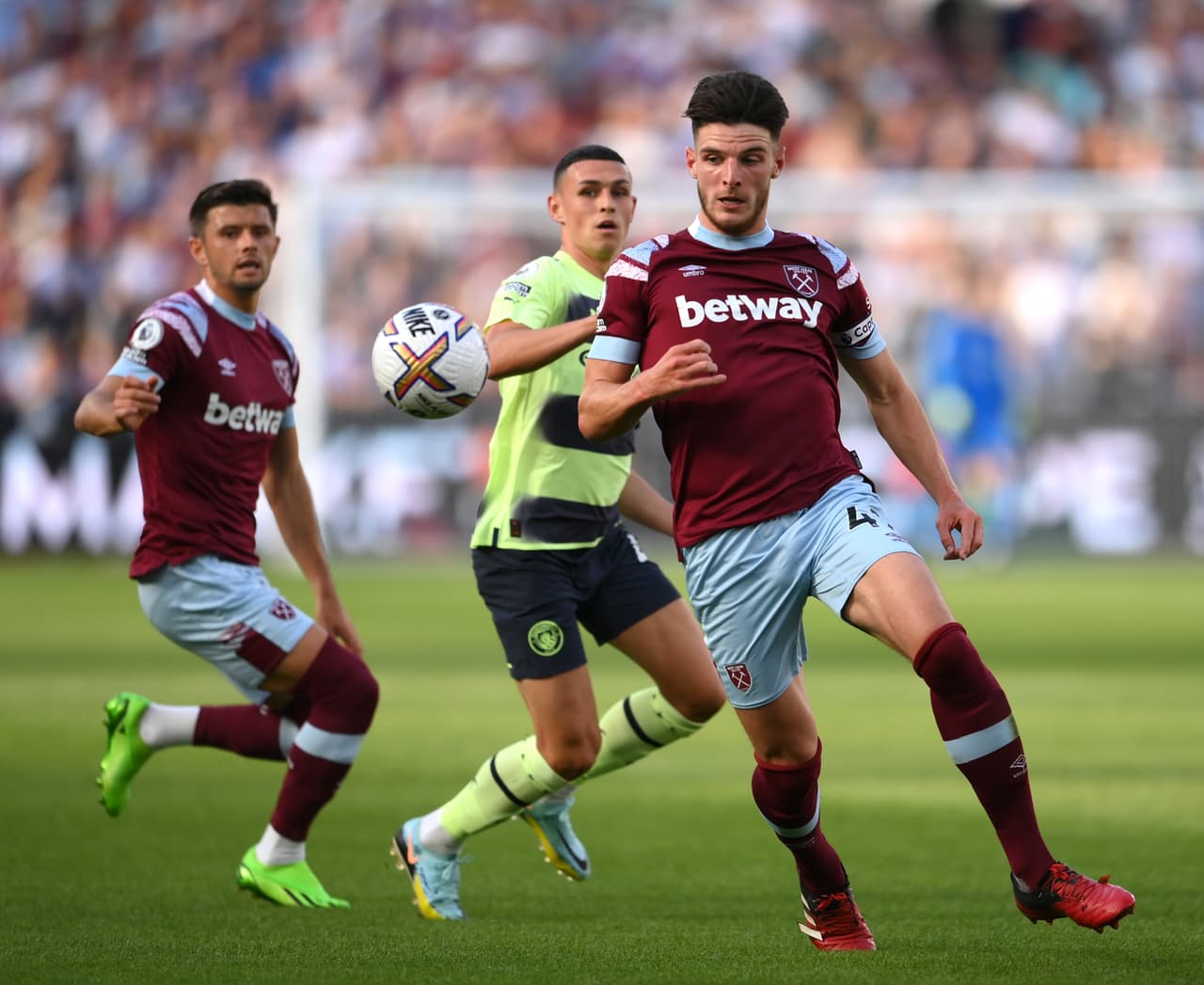 Erling Haaland inició de gran forma su etapa en la Premier League con el Manchester City al marcar un doblete en la victoria ante West Ham United.