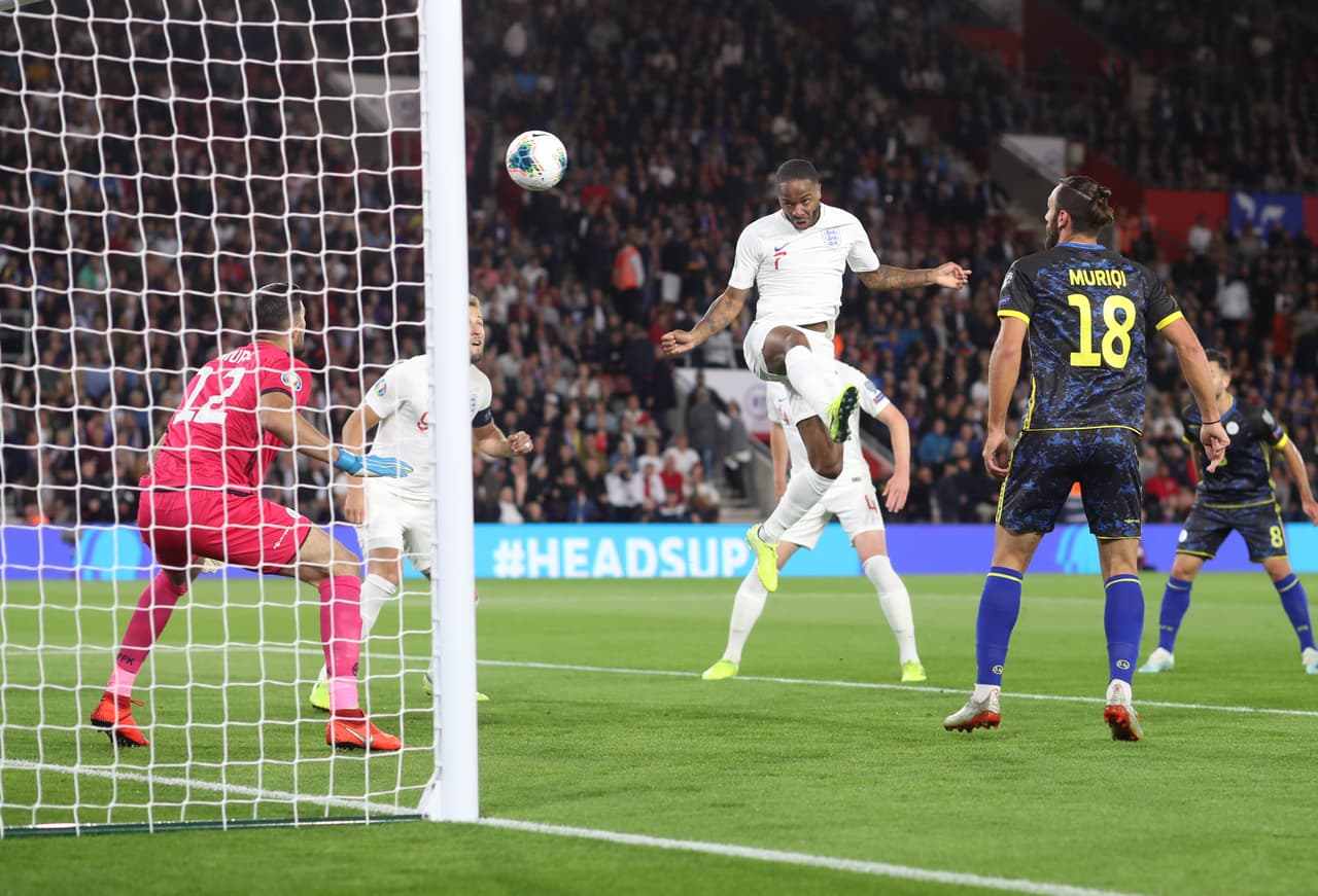 Raheem Sterling remata un doble cabezazo en el área rival para empatar el encuentro.