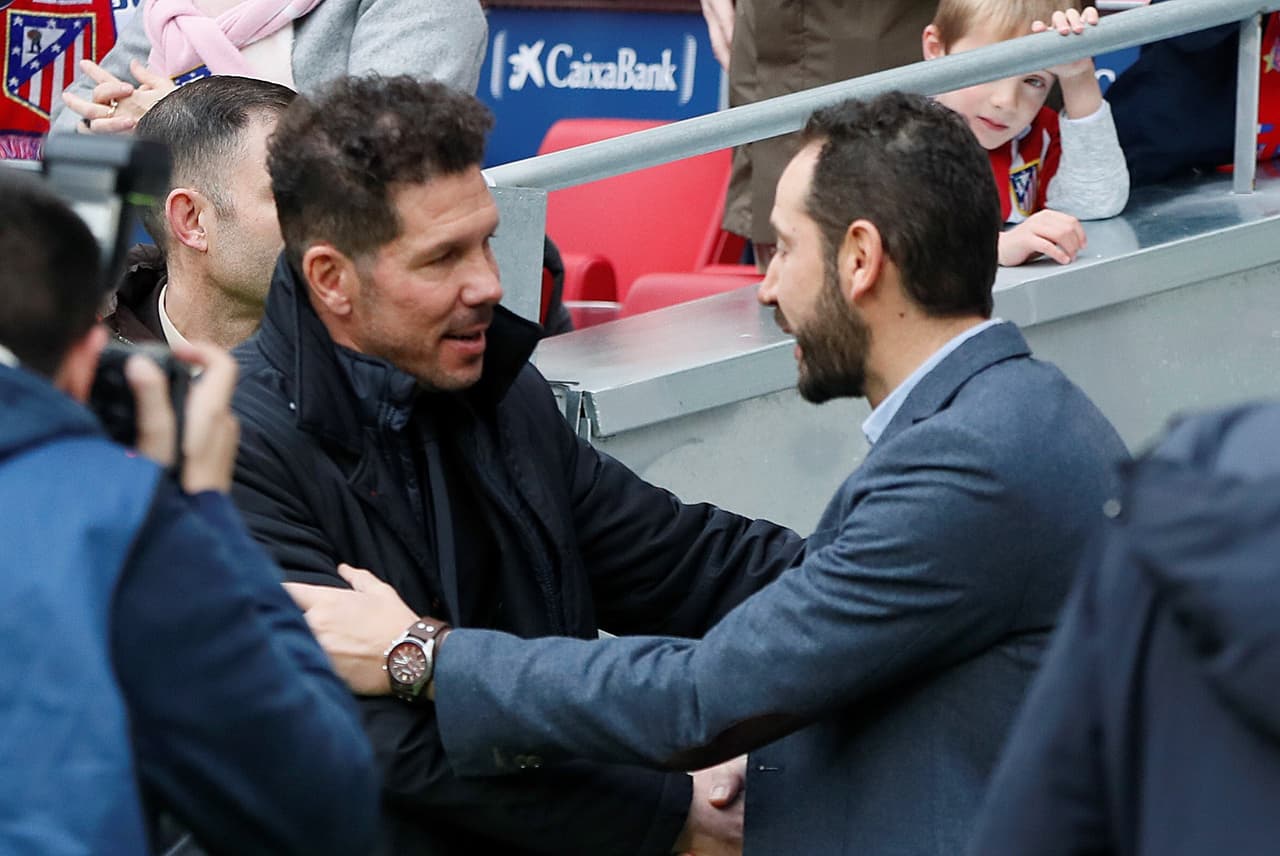 Simeone y Pablo Machín en el saludo cordial antes de comenzar la acción en el Wanda Metropolitano.