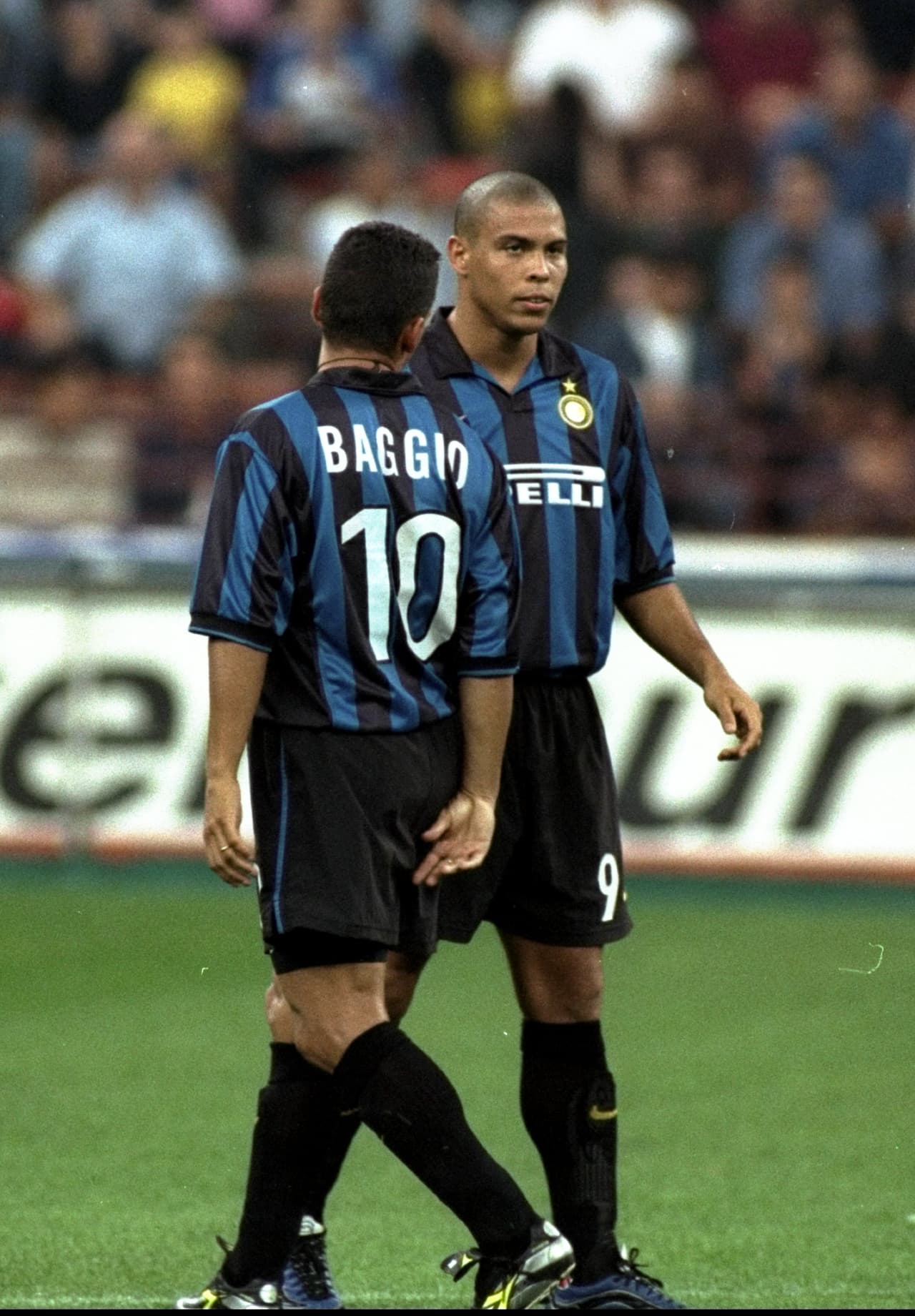 Zamorano usaba el número nueve hasta que llegó Roberto Baggio y tomó la 10 de Ronaldo. 'El Fenómeno' se quedó con la nueve y el chileno tuvo que usar el dorsal '1+8'.