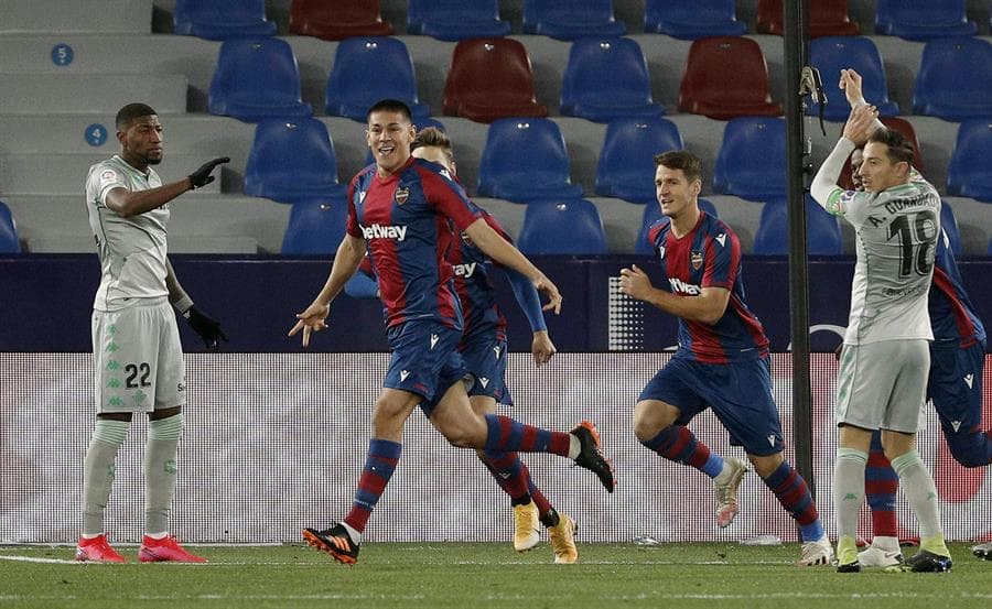 Levante se impone 4-3 ante el Real Betis en un intenso partido, donde los mexicanos Andrés Guardado y Diego Lainez tuvieron minutos en el campo. Los goles por parte de los 'granotas' corrieron a cargo de Oscar Duarte, doblete de Morales Nogales, Roger Martí y Roberto Suárez. Aissa Mandi y Sergio Canales descontaron para el Betis.