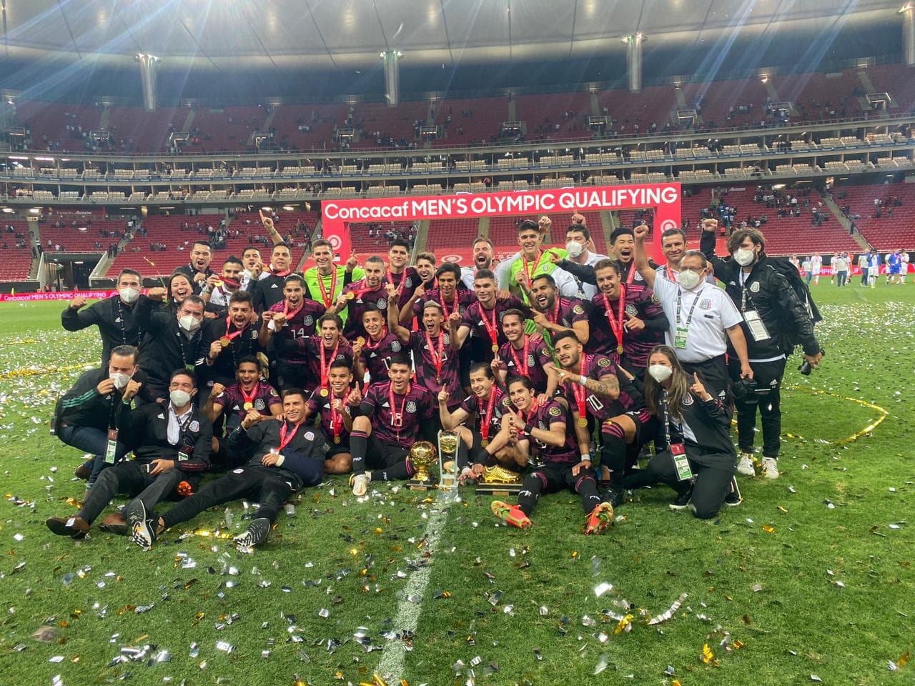 México celebra en el EStadio su Jalisco su tercer título al hilo del Preolímpico masculino, Alexis Vega recibió el Balón de Oro al mejor jugador del troneo y Sebastián Córdova se quedó con la bota de oro luego de quedar como campeón de goleo del certamen.