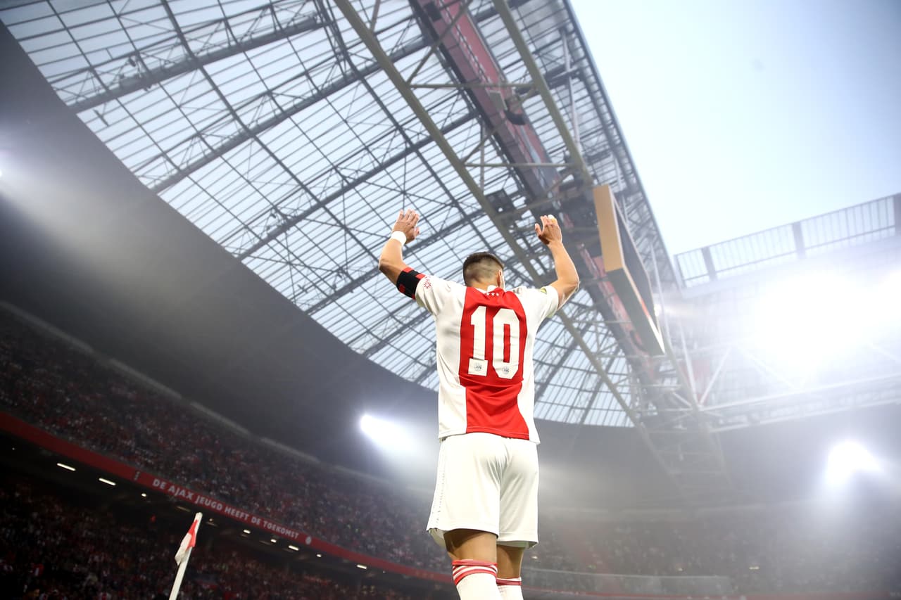 Edson Álvarez metió el quinto gol que redondeó la goleada del Ajax sobre un triste Heerenveen que solo fue comparsa para que alcen un nuevo título de Eredivisie pese al triunfo del PSV.