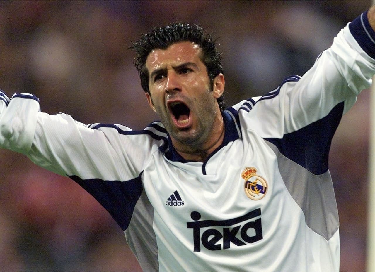 <b>Luis Figo (2000-2001)</b>
<br>Club de procedencia: Barcelona
<br>Destino: Real Madrid:
<br>Costo: 60 MDE (millones de euros)
