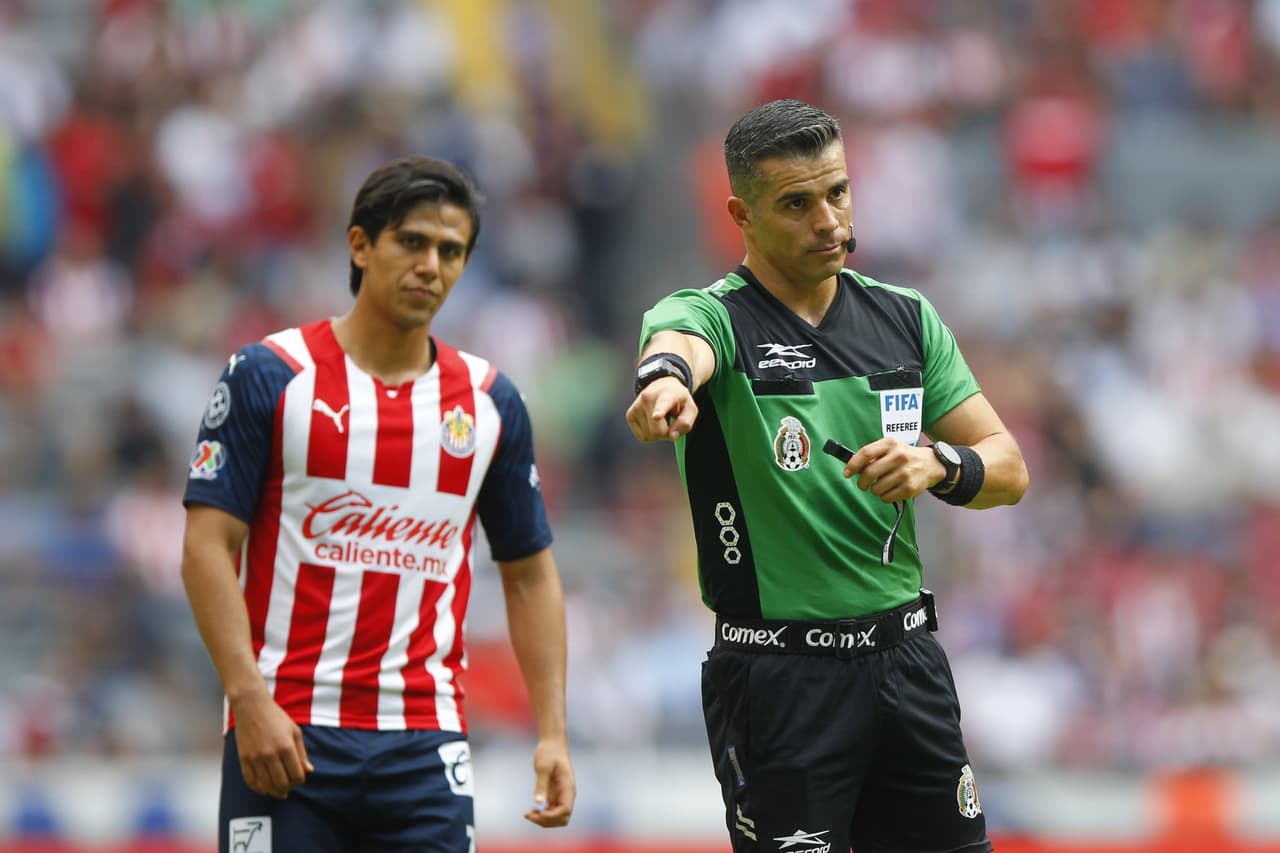 El árbitro Hernández mostró la tarjeta roja a Márquez por un codazo.