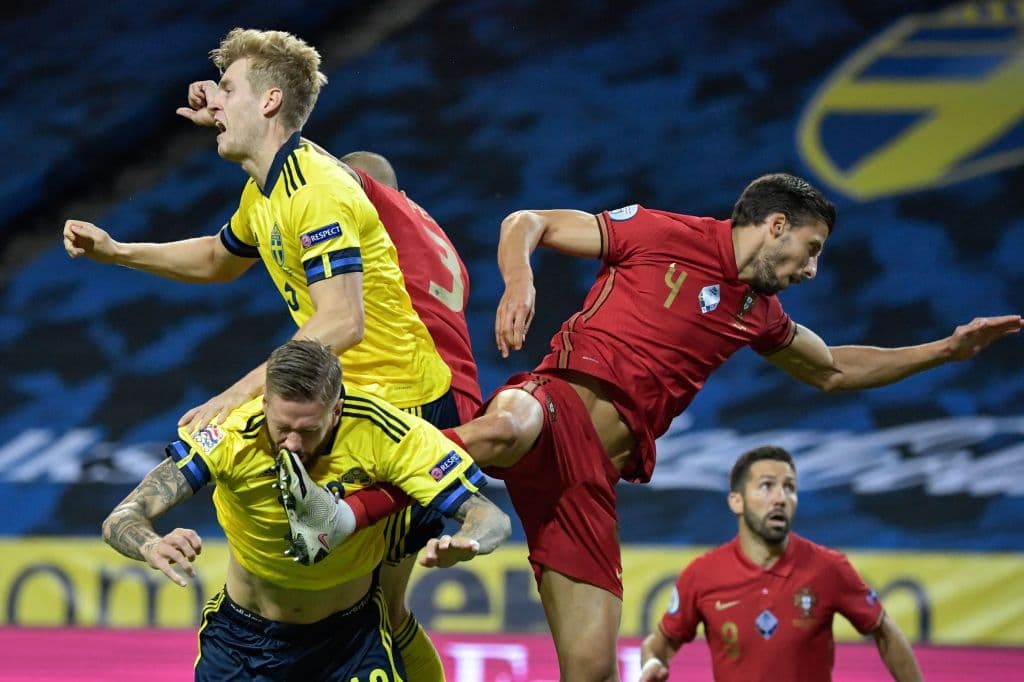 Joao Félix tiene su primera oportunidad dentro del área pero no concreta.