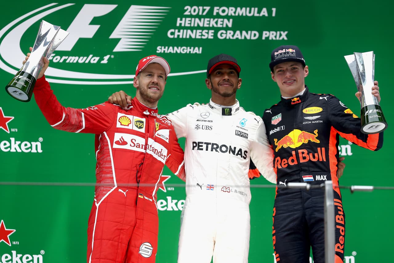 Hamilton, de 32 años, triple campeón mundial, lanzó un duro contraataque en una carrera en la que el holandés Max Verstappen (Red Bull) protagonizó la remontada, al acabar tercero, y que el astro inglés resolvió con un 'Grand Slam' al ganar desde la 'pole', liderando de principio a fin y marcando la vuelta rápida.