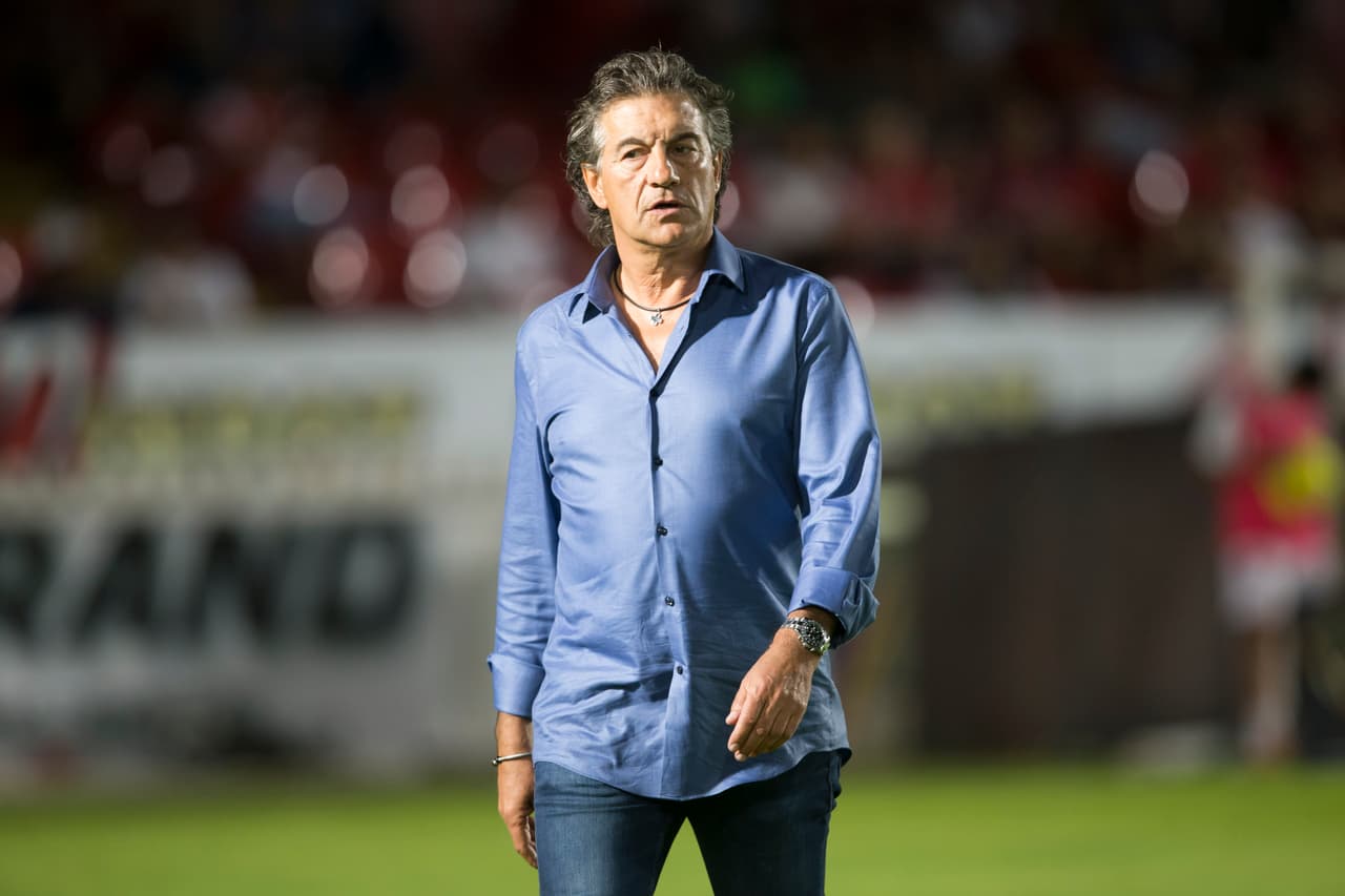 <b>Polémicos: Rubén Romano</b>, el mayor discípulo de Ricardo Lavolpe y uno de los técnicos con más años en la Liga MX; si por estilo fuera, ya habría dirigido al Tri, pero su carencia de títulos lo condena.