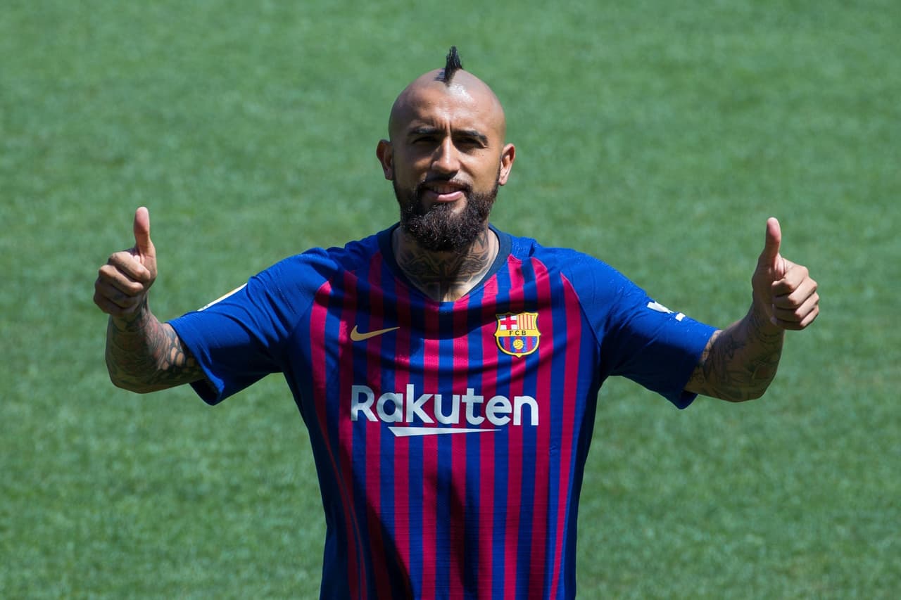 Barcelona validó el estado físico del chileno Arturo Vidal, tras una exhaustiva revisión médica, y el jugador firmó este lunes su contrato con el Barcelona para las próximas tres temporadas.