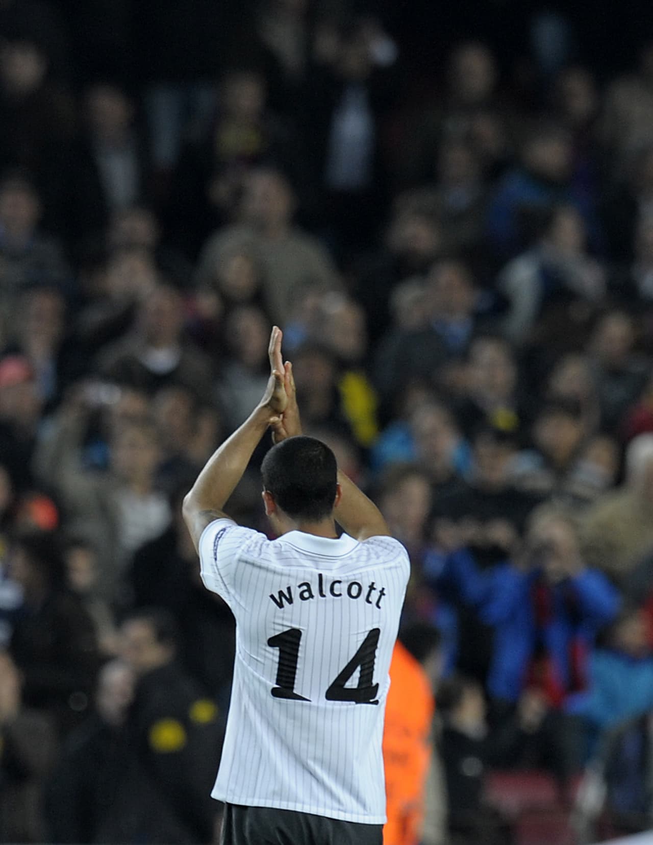 Del mismo modo, Theo Walcott reveló que posterior a la derrota debía "sentarse y admirar al mejor jugador del mundo (Messi)", declaró tras laa soberbia actuación del astro aargentino.