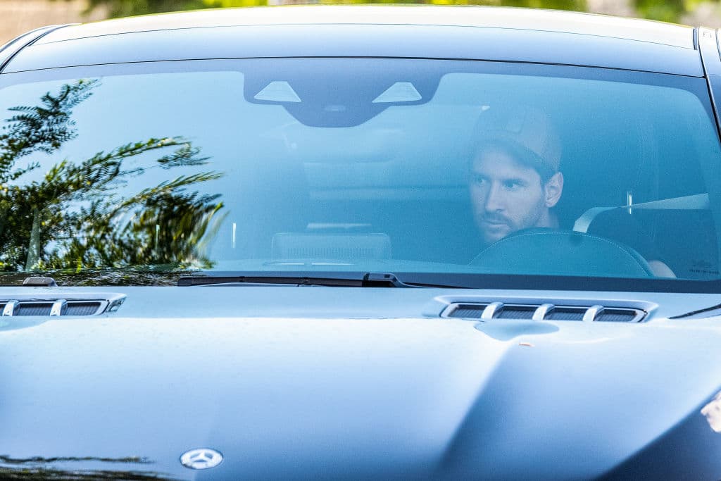 Lionel Messi está de regreso tras el posible rumor de que dejaría el club. Es la primera sesión en la que el delantero argentino y Ronald Koeman, trabajarán juntos.