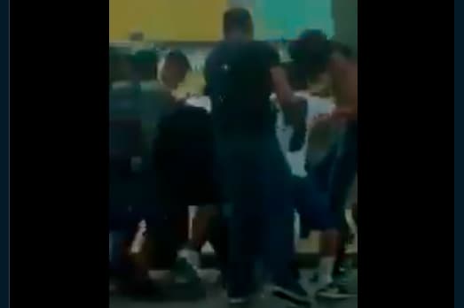 En el video se ve como al menos 10 personas comienzan a golpear al fanático de Tigres que se encontraba indefenso en el suelo.