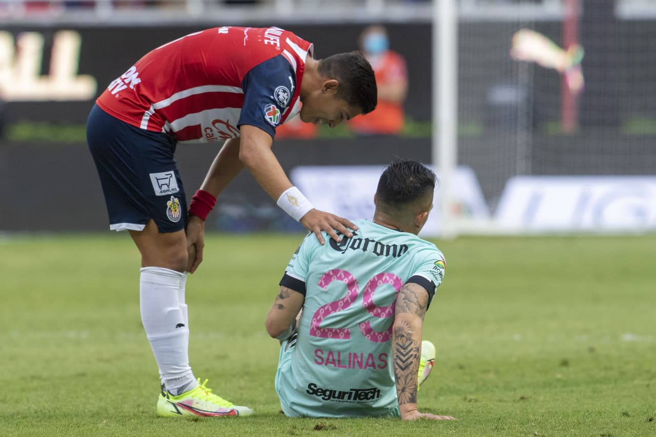 Rodrigo Salinas salió al minuto 20 por lesión.