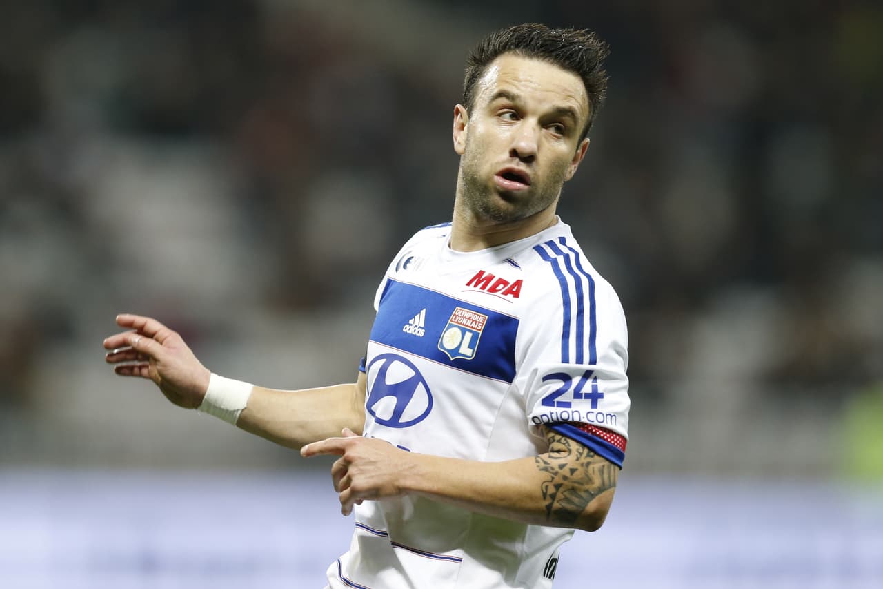 Mathieu Valbuena agredió a un aficionado que lo acusó de la ausencia de Benzema
