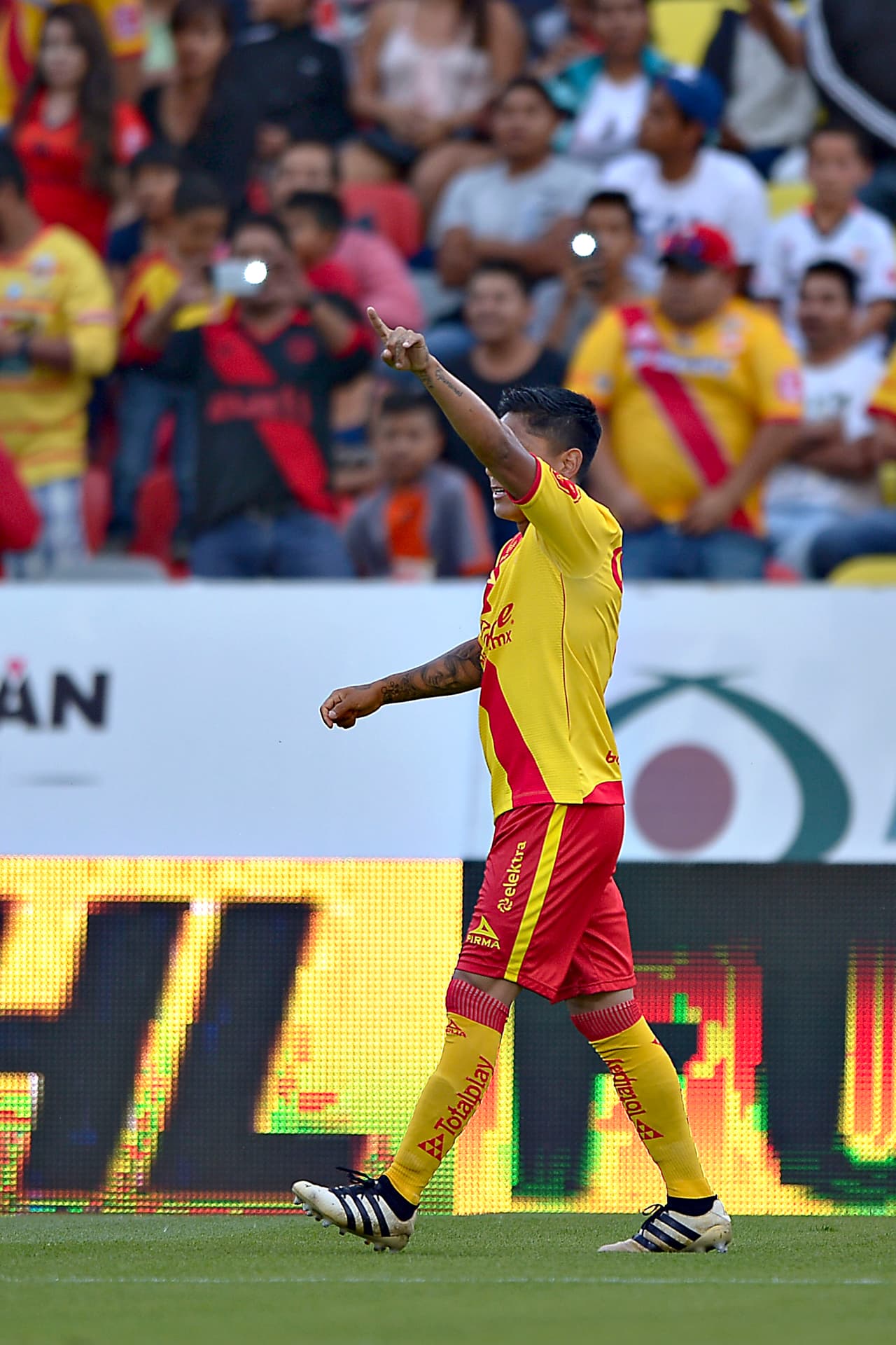 Raúl Ruidíaz abrió el marcador para Monarcas al minuto 33 rematando en el área chica un centro de Gastón Lezcano.