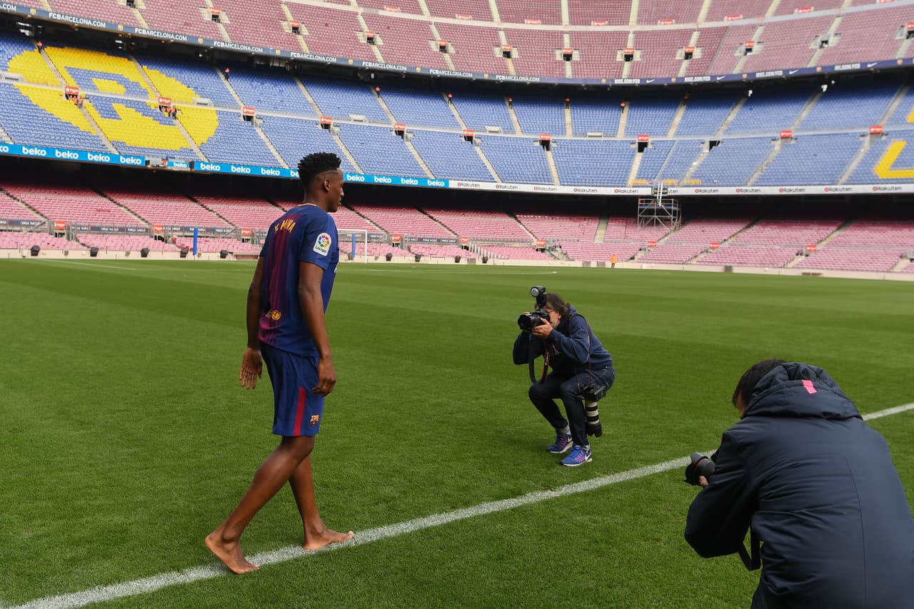Su primer contacto con el césped del Camp Nou fue poco ortodoxo. Fiel a uno de sus rituales, pisó el terreno de juego descalzo, santiguándose y señalando el cielo.