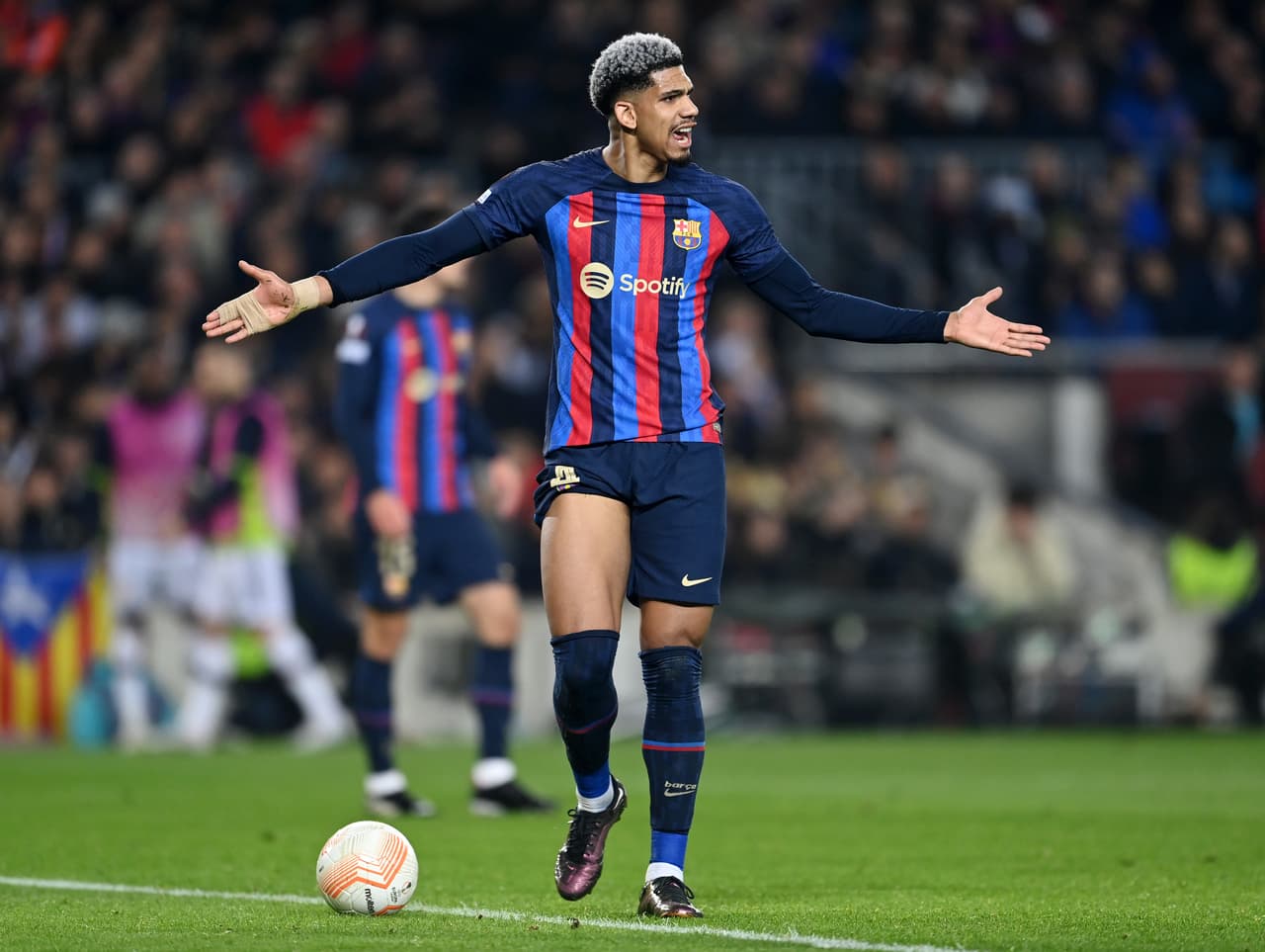 El Barcelona y el Manchester United empataron en la ida de los dieciseisavos de final de la Europa League; los goles culés fueron de Marcos Alonso y Rapinha y por los Devils marcaron Marcus Rashford y un autogol de Jules Koundé.