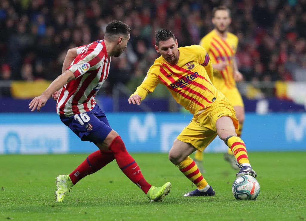 Héctor Herrera enfrenta a Leo Messi sin mucho éxito.