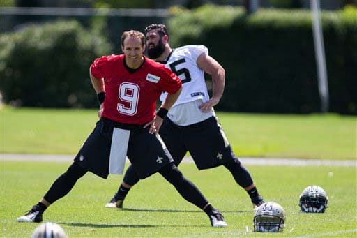 Iniciando el calentamiento el quarterback Drew Brees (9) y el fullback Austin Johnson (35) (AP-NFL).