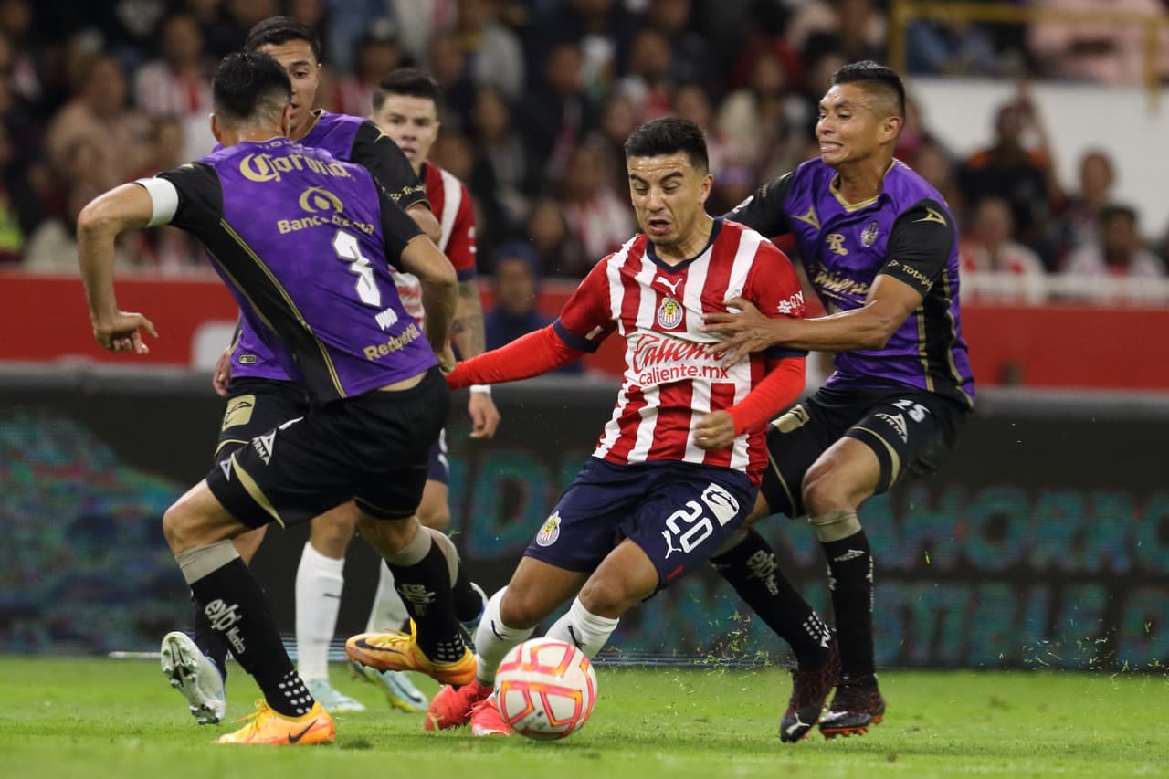 Chivas rescató la victoria ante Mazatlán en la Jornada 2 de la Copa por México 2022 con un polémico gol de Isaác Brizuela en tiempo de compensación. El 'Cone' disparó en el área, pero el balón impactó en el brazo de su compañero Luis Puente, lo que por regla debió ser anulado, pero el árbitro central lo dio por bueno.
