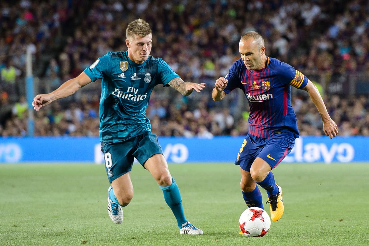 Iniesta, un símbolo del Barcelona, ya no está satisfecho vistiendo la camiseta blaugrana y ha insinuado que está pensando su futuro.