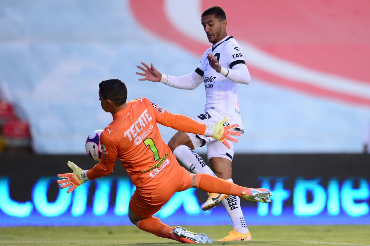 Querétaro se acerca al gol, pero Hugo González hace bien su trabajo y manda el balón al saque de esquina.