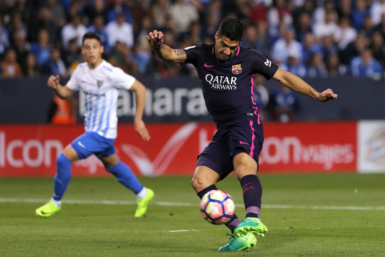 Barcelona seguía dominando, buscando el empate, pero el tiempo pasaba con el Málaga defendiendo y saliendo con rapidez a la contra para rematar la faena, pero acababa perdonando, lo que podía pagarlo caro ante un Barcelona que incrementaba su nómina de atacantes con Paco Alcácer.