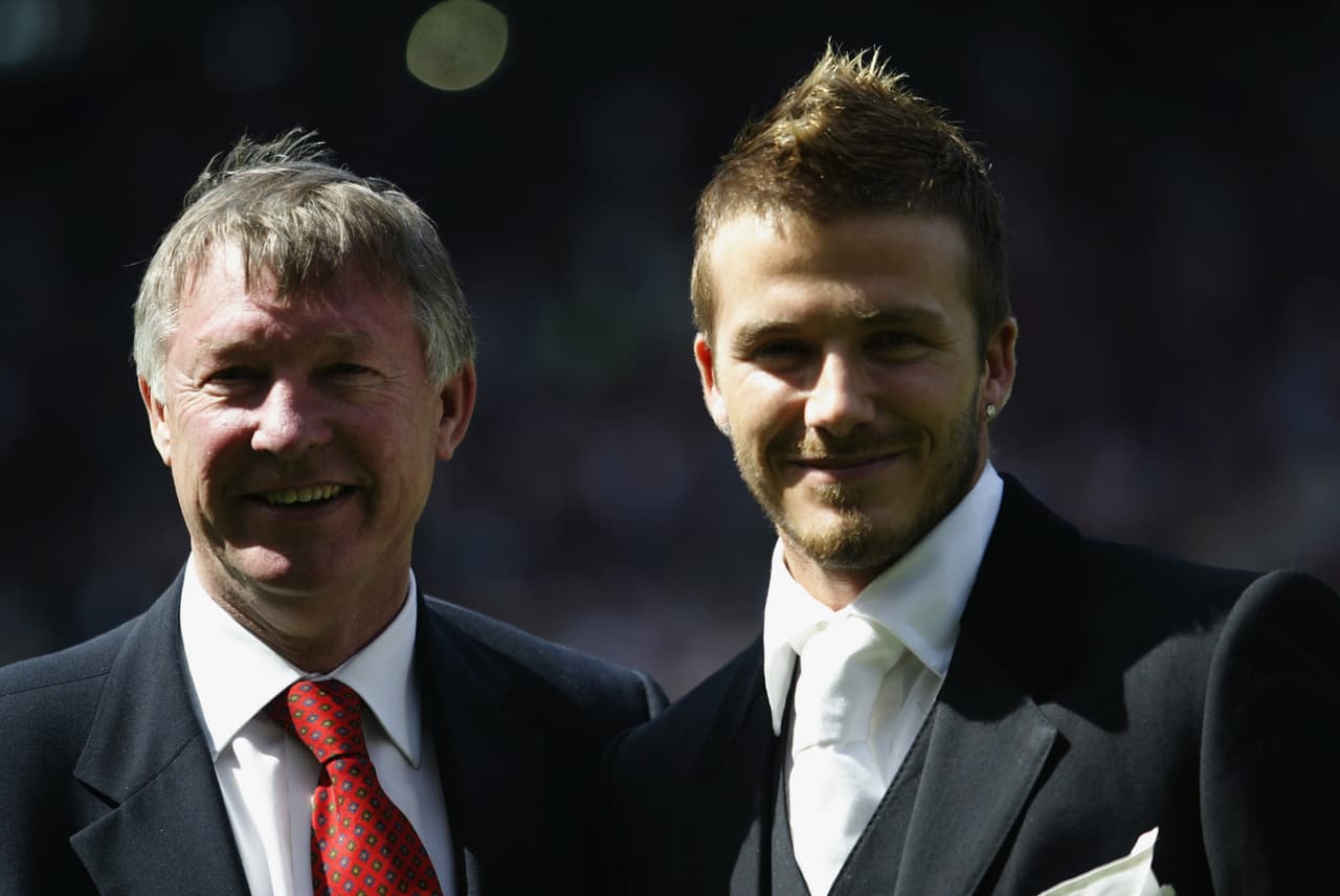 Más raro suele ser que sea el propio técnico quien genere las lesiones. Así sucedió cuando en un ataque de furia, Alex Ferguson le lanzó un guayo a David Beckham, cuando este era jugador del Manchester United. Eso le provocó una sutura encima del ojo izquierdo al volante.