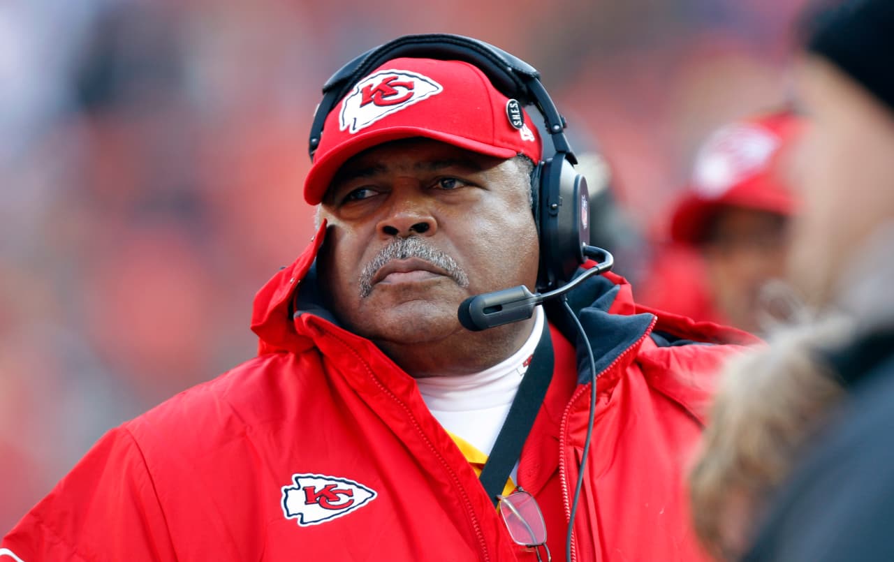 Romeo Crennel (2011-2012) (4 victorias, 15 derrotas).