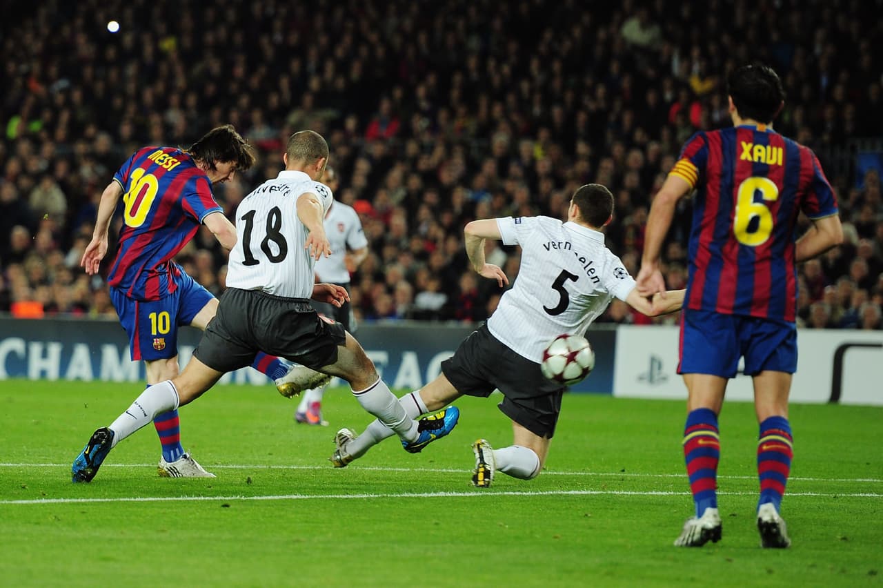 El potente tiro fue asombroso porque además salió entre dos defensores.