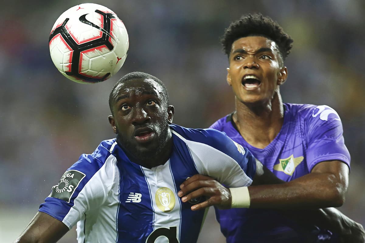 Ya en el minuto 94 el delantero francés Moussa Marega (izquierda) cerró la cuenta con el 3-0 definitivo para el Porto.