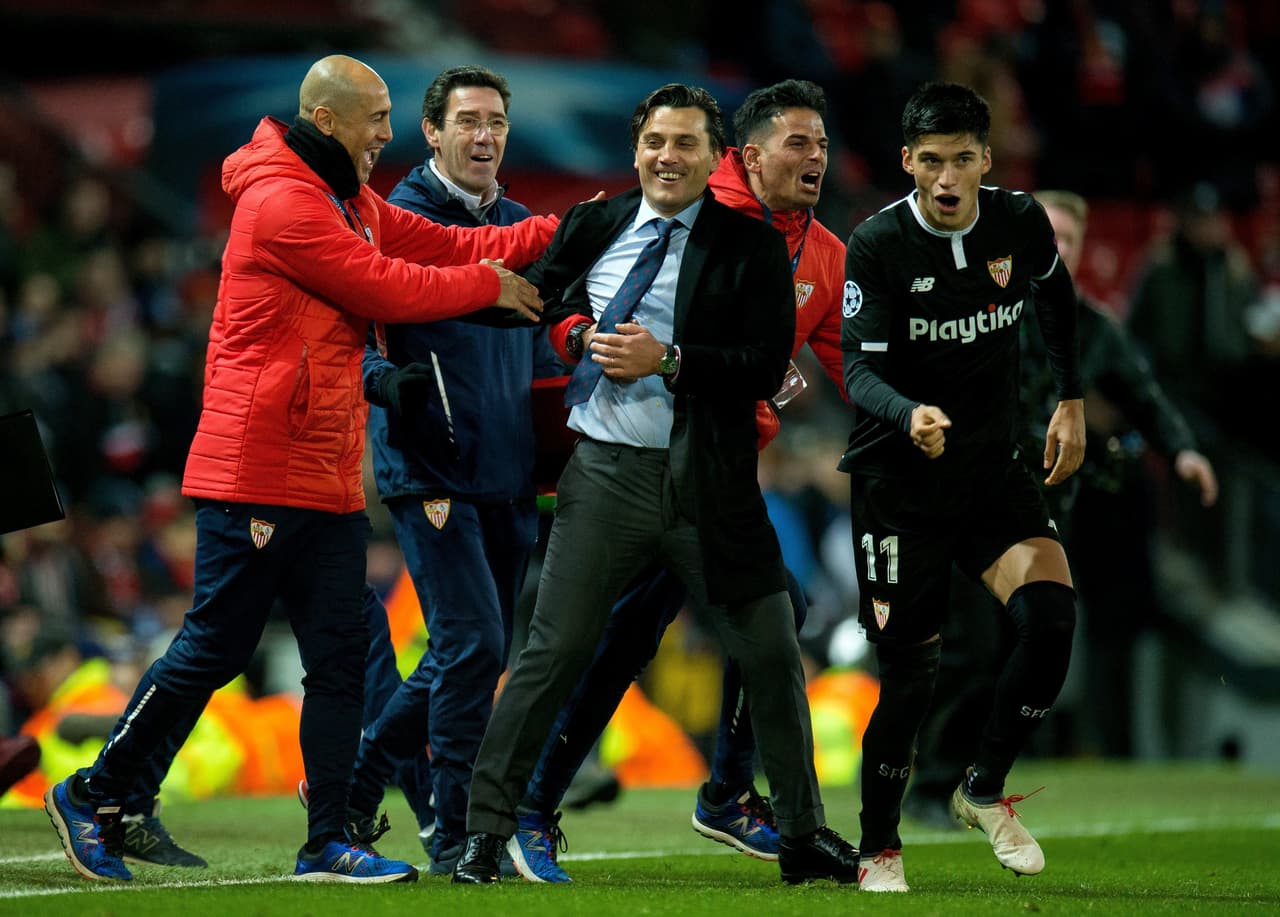 MCH01. MANCHESTER (REINO UNIDO), 13/03/2018.- El entrenador del Sevilla, Vincenzo Montella (c), celebra el triunfo de su equipo hoy, martes 13 de marzo de 2018, al termino de un partido por la ronda de octavos de final de la Liga de Campeones de la UEFA entre el Manchester United y el Sevilla FC, en el estadio Old Trafford de la ciudad de Manchester (Reino Unido). EFE/Peter Powell