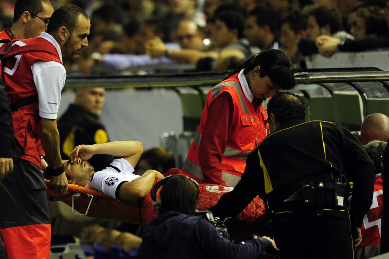 Ever Banega vivió un accidente automovilístico en 2012 cuando al parar en una bomba de gasolina no puso el freno de mano, el vehículo se rodó y no solo quedó destruído sino que le causó una lesión.