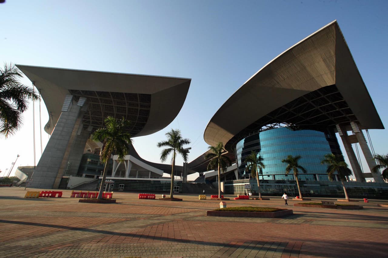 El estadio olímpico de Guangdong en China tiene un diseño con capas como si fuera pétalos de una flor y tiene una capacidad de 80 mil personas.