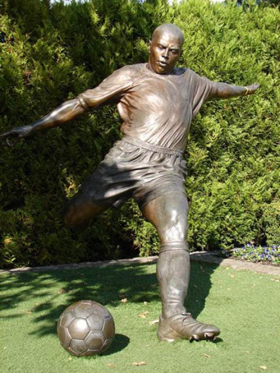 Ronaldo, el fenómeno de los mundiales, tiene esta estatua en el jardín de su casa.