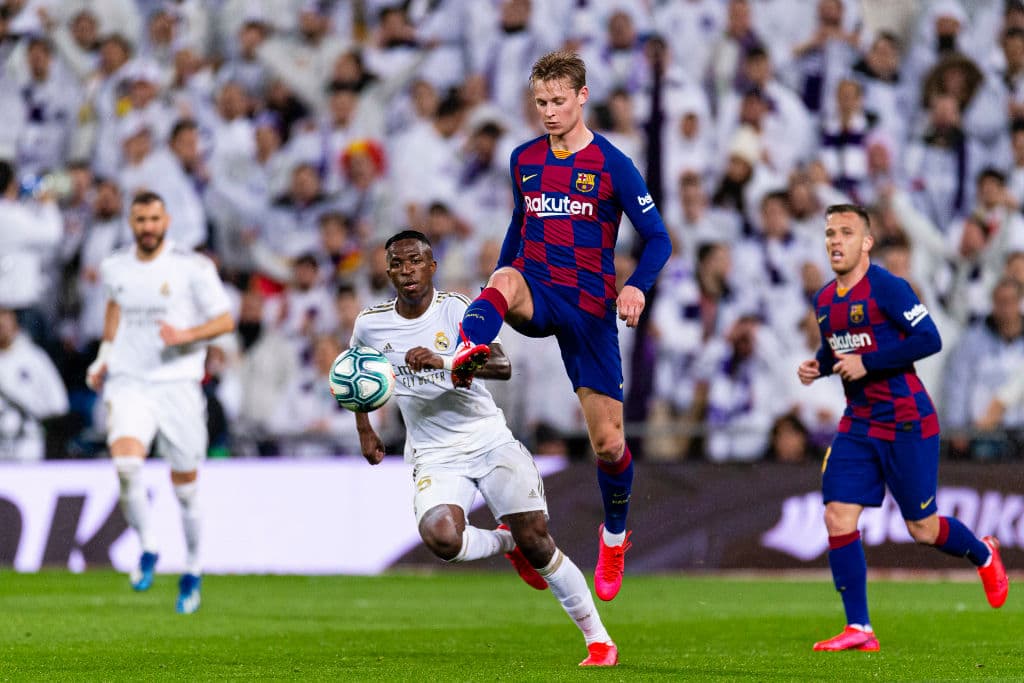 El brasileño comenzó el partido a todo galope, Frenkie de Jong corta un balón que el atacante fue a pelear hasta el final.
