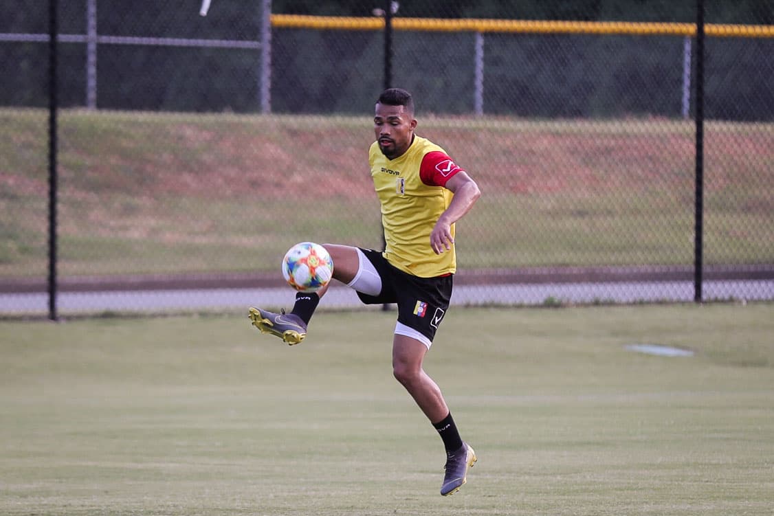 La Selección de Venezuela cerró su preparación de cara al duelo que sostendrá este miércoles en Mercedes-Benz Stadium en Atlanta ante México, en choque que le sirve de preparación a ambas selecciones para la Copa América y Copa Oro respectivamente. La 'Vinotinto' acude a este cotejo con sus grandes figuras como Salomón Rondón, Josef Martínez, Roberto Rosales y Tomás Rincón, bajo la guía del técnico Rafael Dudamel.