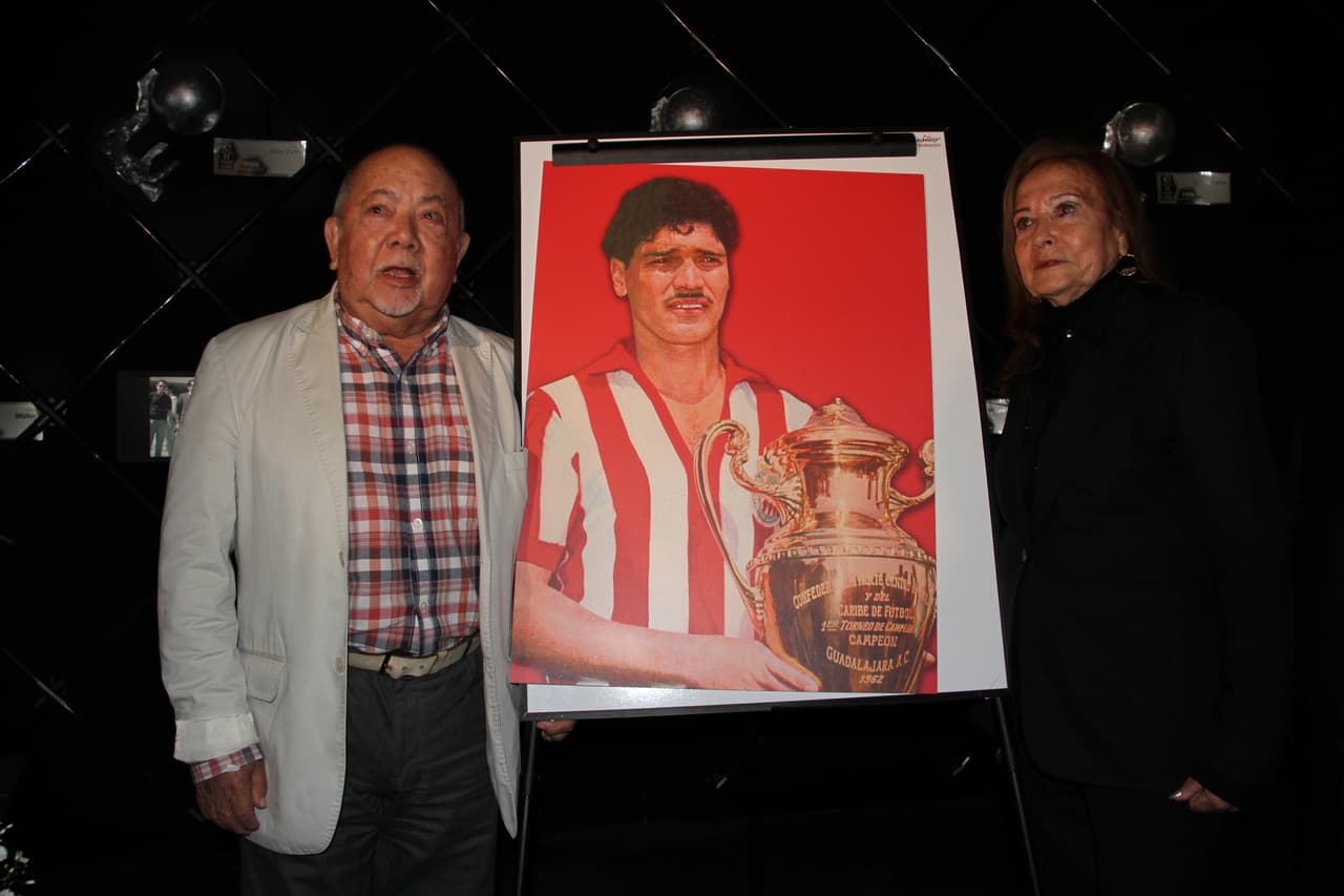 Por su parte, Sergio Corona es un humorista cuyo amor por Chivas de Guadalajara ha tenido reconocimiento incluso desde el propio club.