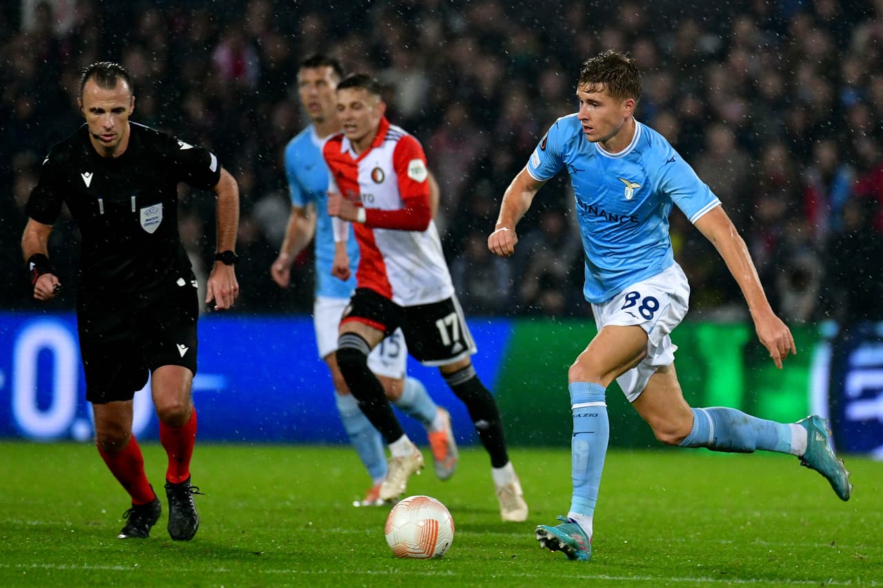 El cuadro del Feyenoord ganó como local a la Lazio con gol del mexicano Santiago Giménez al entrar de cambio y avanzó como líder; Manchester United termina segundo para Playoffs.