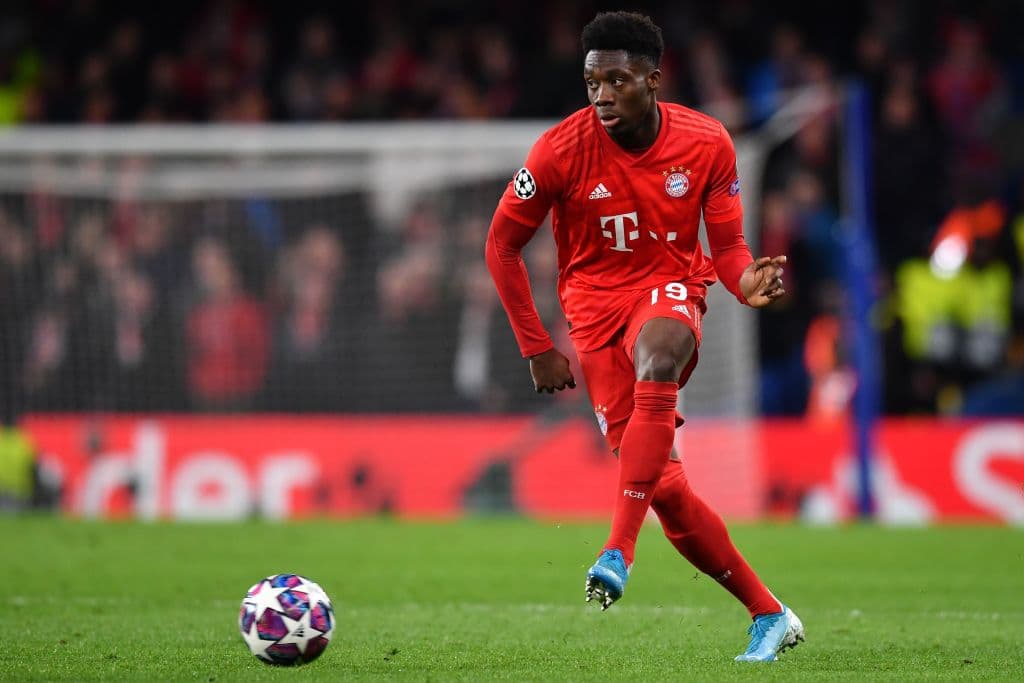 El juego aéreo tan habilidoso de Giroud tiene pensando mucho a la defensa del Bayern, pues no lo han podido parar.