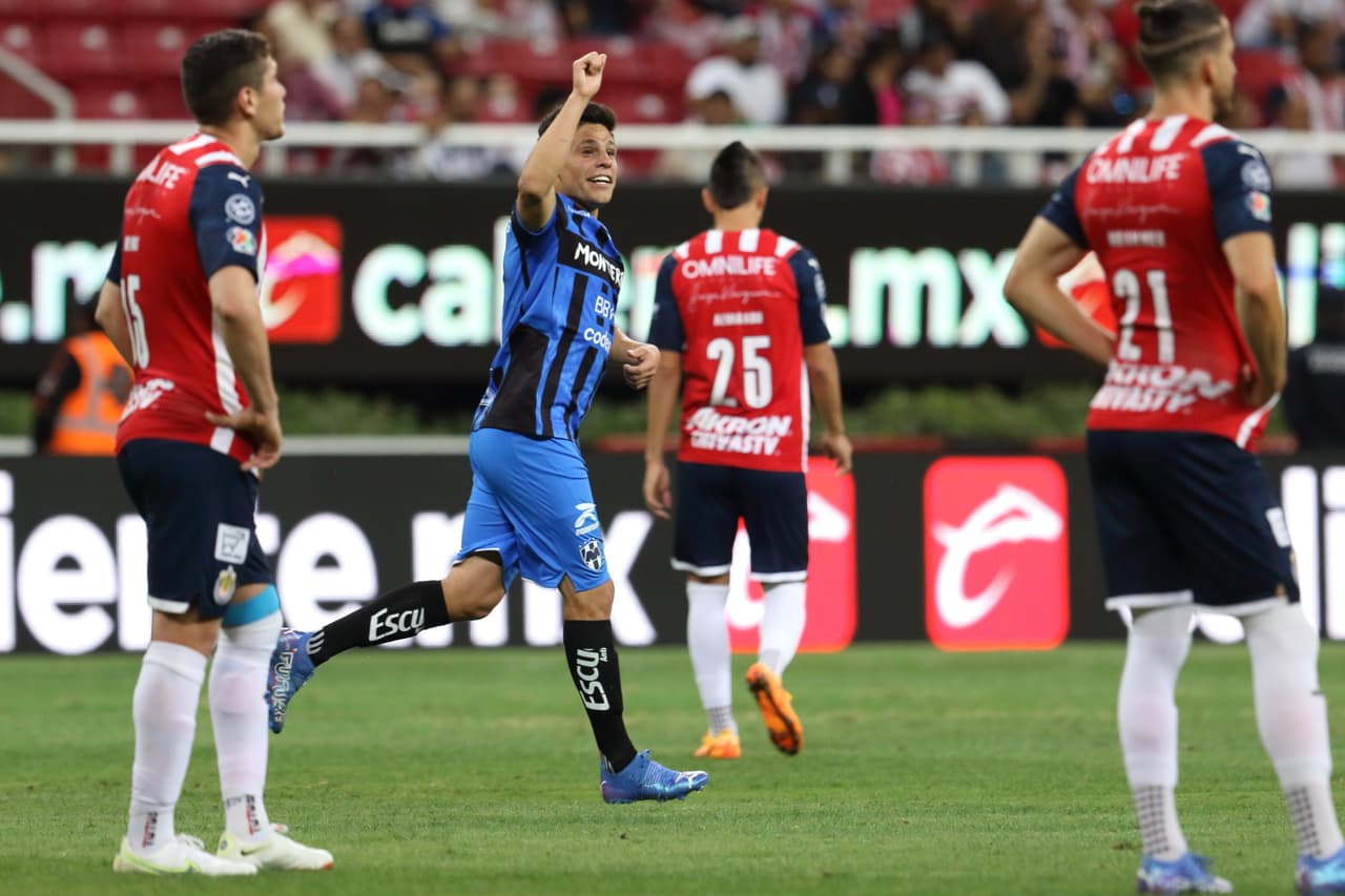 Chivas comenzó ganando con gol de Ángel Zaldíver, pero Rayados reaccionó y con goles de Gallardo, Vegas y un ‘osote’ de Miguel Jiménez terminó por vencer y hundir a un Guadalajara que podría quedarse sin DT.