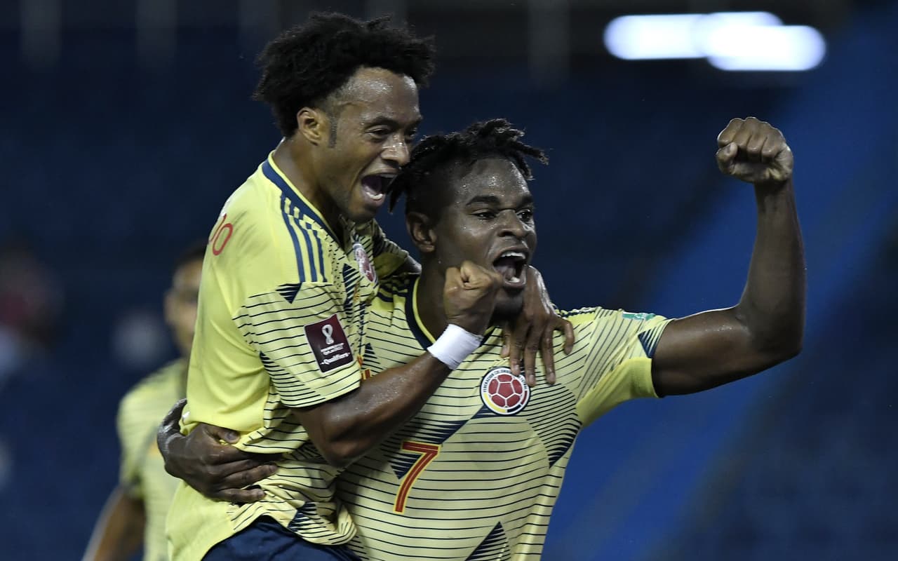 Duván Zapata recibió un balón de Cuadrado y lo mandó guardar al arco de Fariñez.