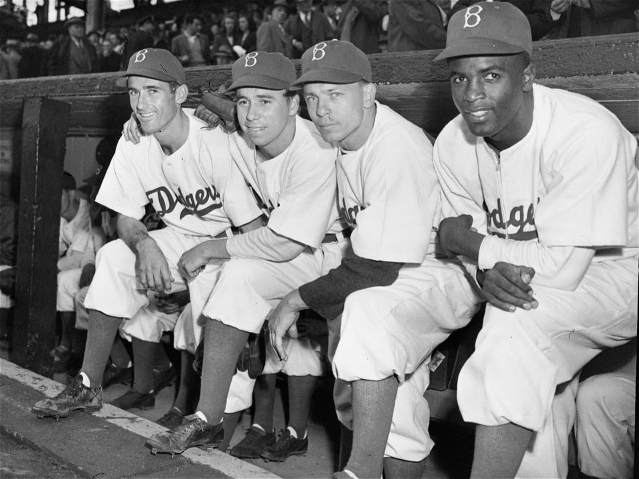 En 1947, Jackie Robinson fue víctima de insultos racistas por parte de algunos fanáticos de béisbol y su compañero Pee Wee Reese decidió ir a abrazarlo como forma de consuelo.