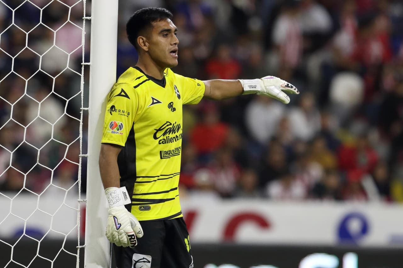 Chivas rescató la victoria ante Mazatlán en la Jornada 2 de la Copa por México 2022 con un polémico gol de Isaác Brizuela en tiempo de compensación. El 'Cone' disparó en el área, pero el balón impactó en el brazo de su compañero Luis Puente, lo que por regla debió ser anulado, pero el árbitro central lo dio por bueno.